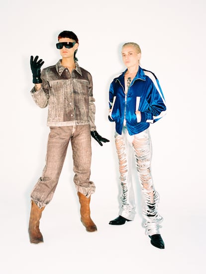 Ca7riel (Izquierda) lleva sobrecamisa y pantalón CAMPERLAB; guantes MANGO; cinturon DOLCE & GABBANA y botas y gafas MM6 MAISON MARGIELA. Paco viste DSQUARED2.