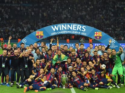 Los jugadores del Barcelona celebran la victoria en el Estadio Ol&iacute;mpico de Berl&iacute;n.