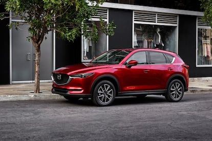 El modelo estrella de Mazda se renueva partiendo de su exitosa fórmula: mantiene longitud y anchura, pero rebaja su altura; afila todavía más su frontal y adopta un aire más deportivo. Ofrecerá un motor diésel y dos gasolina, todos combinables con transmisión manual o automática.