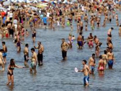 Miles de personas han acudido hoy a la playa de la Malvarrosa para disfrutar del buen tiempo y para combatir las altas temperaturas que se viven estos días de Semana Santa. EFE/Kai Försterling