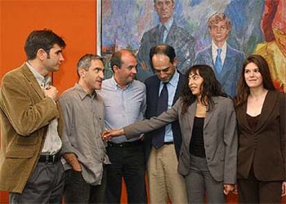 Los periodistas Francisco Peregil, Jon Sistiaga, Carlos Hernández, José Antonio Guardiola, Mercedes Gallego y Mónica García, ayer en el Club Siglo XXI.