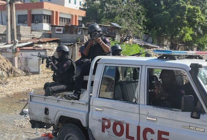 Agentes de policía patrullan el área durante un tiroteo en Puerto Príncipe, este lunes.