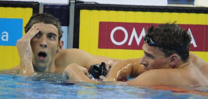 Michael Phelps y el nuevo campeón del mundo, el también estadounidense Ryan Lochte, tras la final de 200 metros libre.