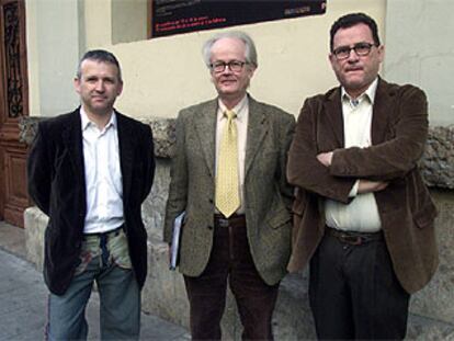 Joan Cerveró, Tom Johnson y Rafael Calatayud, ayer, a las puertas del Teatro Talía.