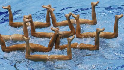 El equipo español de natación sincronizada realiza su coreografía durante la final.