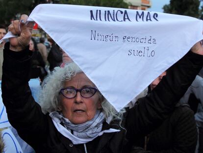 Uma mulher sustenta mensagem de repúdio à liberdade de repressores da ditadura argentina, em maio de 2017.