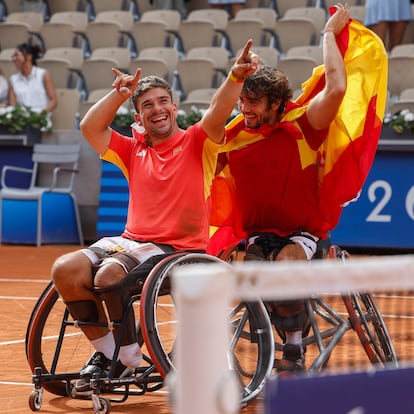 PARÍS (FRANCIA), 06/09/2024.- Los tenistas españoles Martín de la Puente (i) y Daniel Caverzaschi (d) celebran su victoria en el partido por el bronce ante los franceses Frederic Cattaneo y Stephane Houdet, este jueves durante los Juegos Paralímpicos de París 2024. EFE/ Javier Etxezarreta
