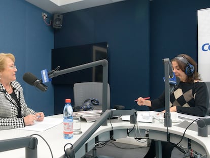 Grabación del programa 'Una nueva mañana' en cabina de radio de Cooperativa.
