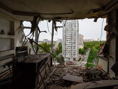 Vista del interior de un apartamento en Kiev que ha sufrido daños tras el derribo de un dron bomba lanzado Rusia.