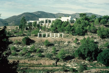 Vista de la casa de Rudofsky en Frigiliana, un ejercicio de "camuflaje vegetal".