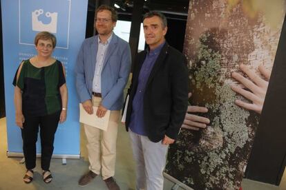 Pablo Berastegi, director de San Sebastián 2016, junto al secretario de Paz del Gobierno vasco, Jonan Fernández, y la delegada de Cultura del Ayuntamiento donostiarra, Miren Azkarate.