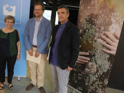 Pablo Berastegi, director de San Sebastián 2016, junto al secretario de Paz del Gobierno vasco, Jonan Fernández, y la delegada de Cultura del Ayuntamiento donostiarra, Miren Azkarate.