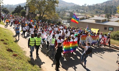 Decenas de personas marchan por las calles de Suazilandia en la primera marcha del orgullo LGTB del país.