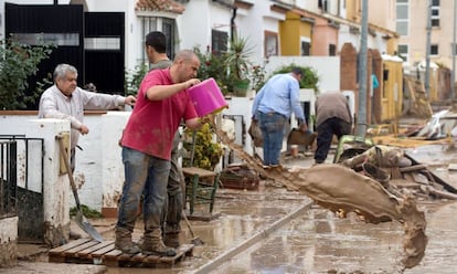 Vecinos de la localidad malagueña de Campillos observan y limpian los desperfectos en viviendas y coches producidos por las fuertes lluvias registradas durante la noche