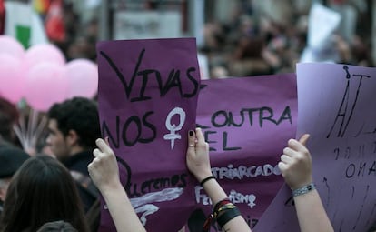 Manifestantes em um protesto às vésperas do Dia Internacional da Mulher, em Andalucía, na Espanha.