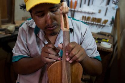 Samuel Cruz Tancara construye violines en Concepción. Este artesano natural de La Paz abrió su negocio hace seis años. Aprendió observando y probando. "Los primeros violines sonaban fatal", recuerda. Con el tiempo consiguió reunir varios dibujos técnicos y aprendió las medidas exactas.