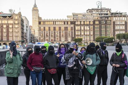 Un colectivo de mujeres se manifiesta el día 15 de febrero a las puertas de Palacio Nacional para exigirle a López Obrador que cancele la candidatura de Salgado Macedonio.