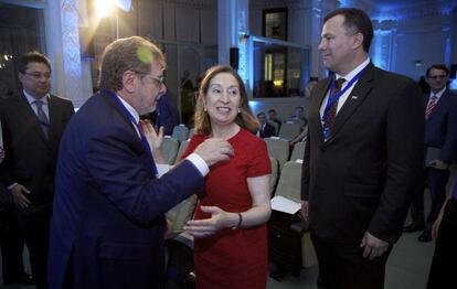 Juan Luis Cebrián, presidente del Grupo Prisa, saluda a la ministra de Fomento, Ana Pastor, junto a Ramón Jiménez Gaona, ministro de Obras Públicas y Comunicaciones de la República del Paraguay.