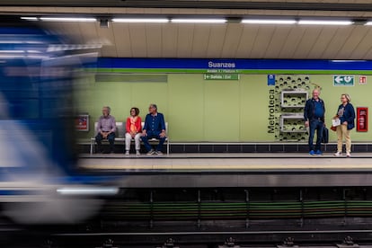 Usuarios en la estación de Suanzes de Metro de Madrid, este martes.