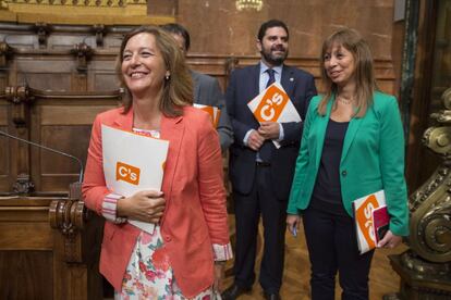 La presidenta del grup de Ciutadans, Carina Mejías, arriba al ple amb els seus companys.