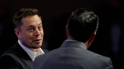 Elon Musk responde las preguntas del Gobernador de Nevada, Brian Sandoval, durante la National Governors Association Summer Meeting in Providence, Rhode Island, EE UU, el pasado sábado.