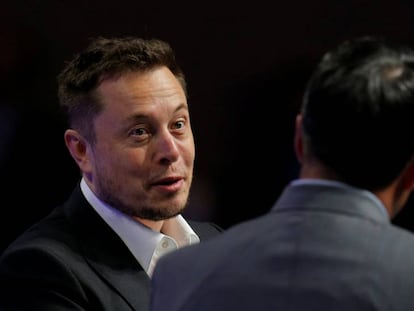 Elon Musk responde las preguntas del Gobernador de Nevada, Brian Sandoval, durante la National Governors Association Summer Meeting in Providence, Rhode Island, EE UU, el pasado sábado.