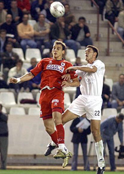 Kovacevic y Pablo luchan por un balón aéreo.