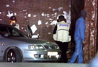 La Ertzaintza registraba el garaje y el coche en el que fue asesinado ayer José María Lidón.