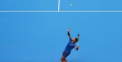 Nadal sirve durante el partido contra Isner.