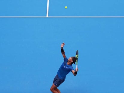 Nadal sirve durante el partido contra Isner.