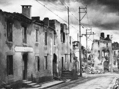 La calle principal de Oradour, ocho años después de la masacre nazi.
