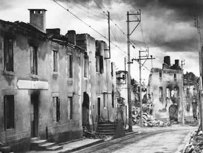 La calle principal de Oradour, ocho años después de la masacre nazi en junio de 1944