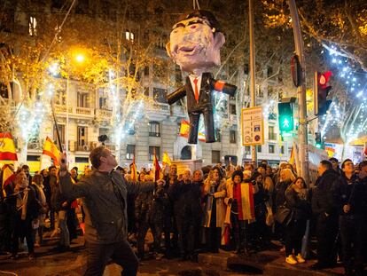Un hombre se disponía en Nochevieja a golpear una piñata que representa a Pedro Sánchez, cerca de la sede del PSOE en Madrid.