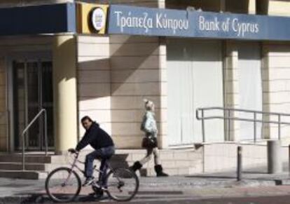 Una sucursal del Banco de Chipre cerrada, en Nicosia.