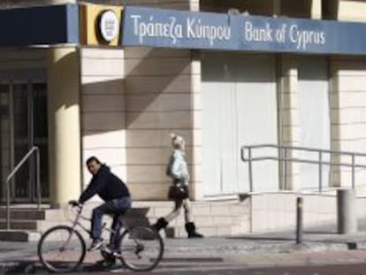 Una sucursal del Banco de Chipre cerrada, en Nicosia.