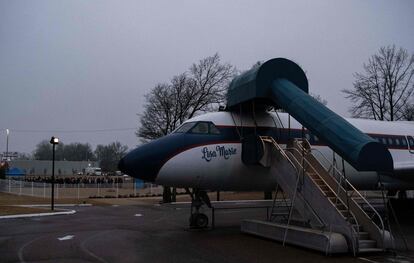 El servicio religioso se ha celebrado en la mansión de Graceland, donde también descansa el avión privado de Elvis Presley, al que bautizó como a su hija.