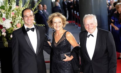 Jorge Zorreguieta (dcha), junto a su mujer, María del Carmen Cerruti, y su hijo Martín, en 2011 en Ámsterdam.