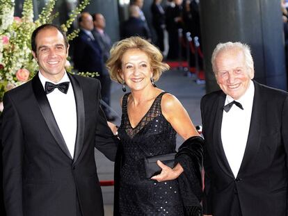 Jorge Zorreguieta (dcha), junto a su mujer, María del Carmen Cerruti, y su hijo Martín, en 2011 en Ámsterdam.