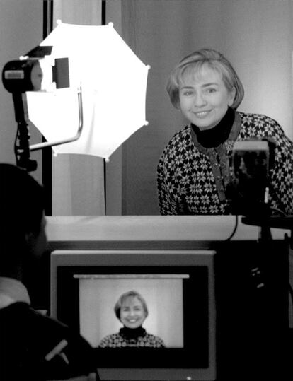 Hillary Clinton haciendose la fotografía para la acreditación de los Juegos Olímpicos de Invierno, Lillehammer 94.