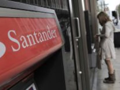 Imagen de un cajero automático del Banco Santander en Londres