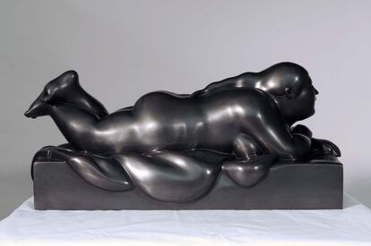 'Mujer recostada con trapo', 2004. Bronce.