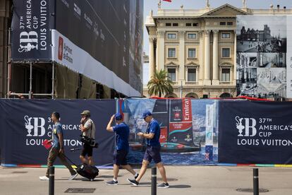 Profesionales de la Copa del América de vela pasean por el Race Village de la competición, que ultima sus espacios públicos y que será el espacio central para los aficionados a lo largo del Moll de la Fusta.