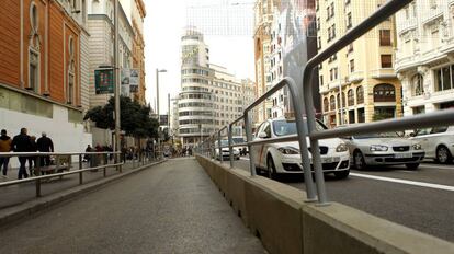 Vista de la Gran Vía con las vallas que separan la zona de circulación de la zona peatonal.