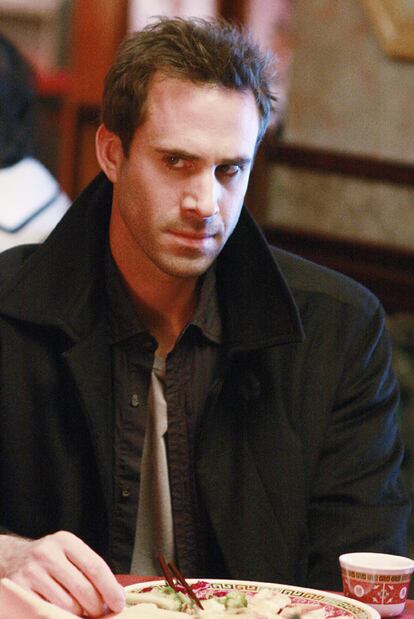 El actor Joseph Fiennes, en una imagen de la serie <i>FlashForward.</i>