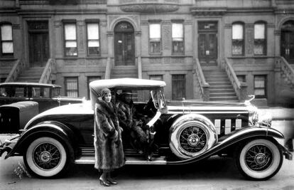 Pareja con abrigo de mapache en Harlem en 1932.