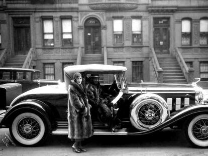 Pareja con abrigo de mapache en Harlem en 1932.