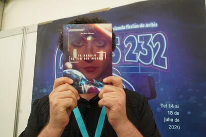 Un autor participante en el Celsius 232 muestra un ejemplar de 'Te regalo el fin del mundo', de José María Villalobos.