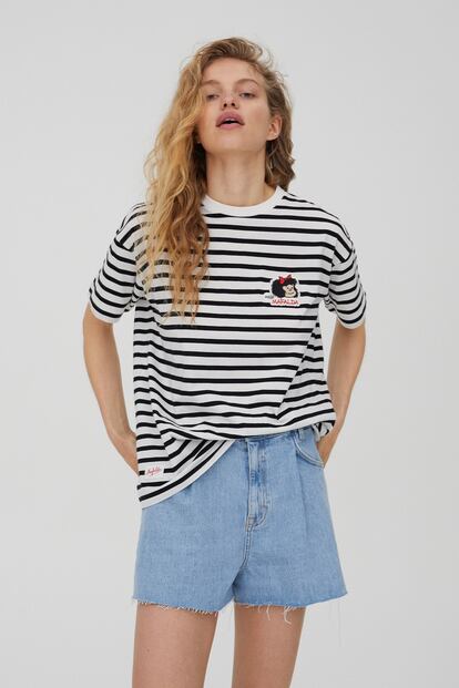 ¿Se puede mejorar una camiseta de rayas marineras? Se puede y es tan fácil como añadirle un pequeño parche de Mafalda. Es de Pull & Bear y cuesta 15,99€.