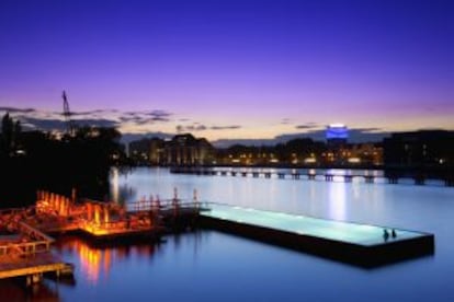 La piscina Badeschiff de Berlín.