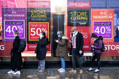 Cola de clientes para entrar a los almacenes Debenhams de Oxford Street (Londres).